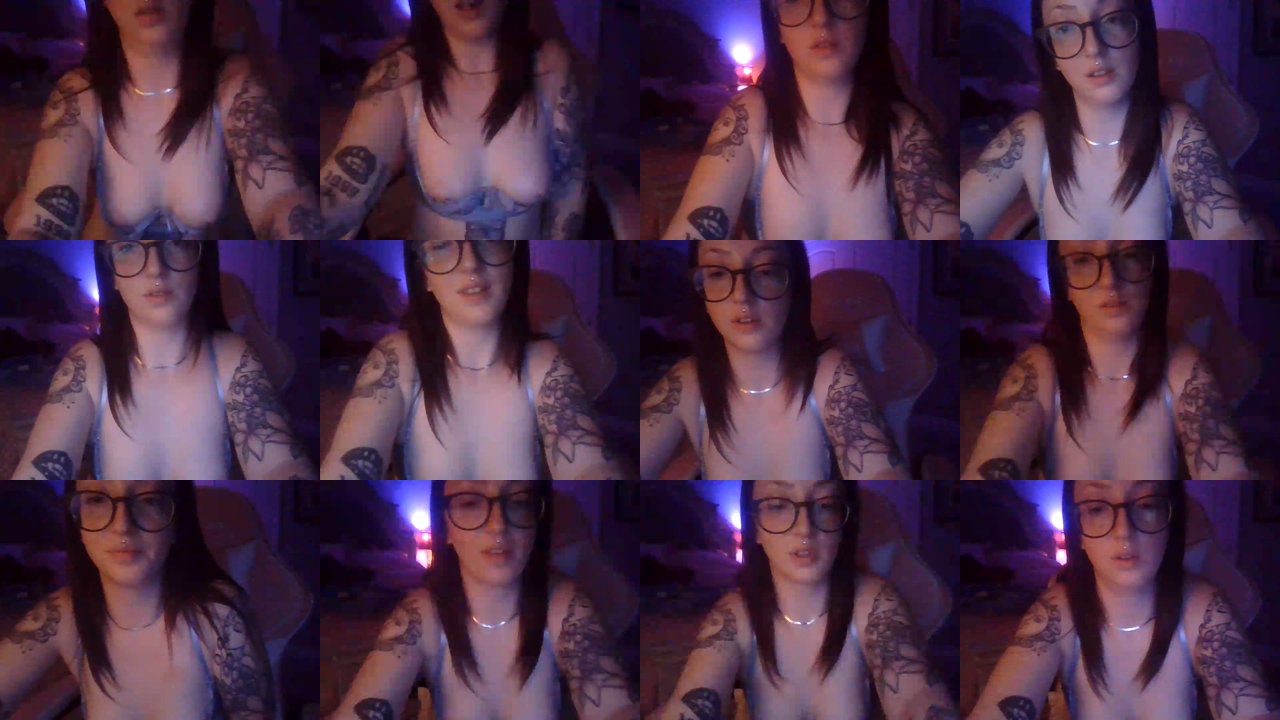 mollydesired — Solo female, Petite tease on MyFreeCams